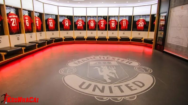 Tham quan phòng thay đồ của cầu thủ Quỷ đỏ